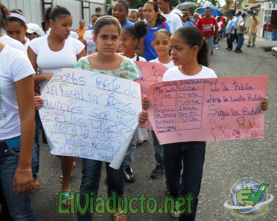 Niños Caminan por las calles con pancartas en honor a la Biblia